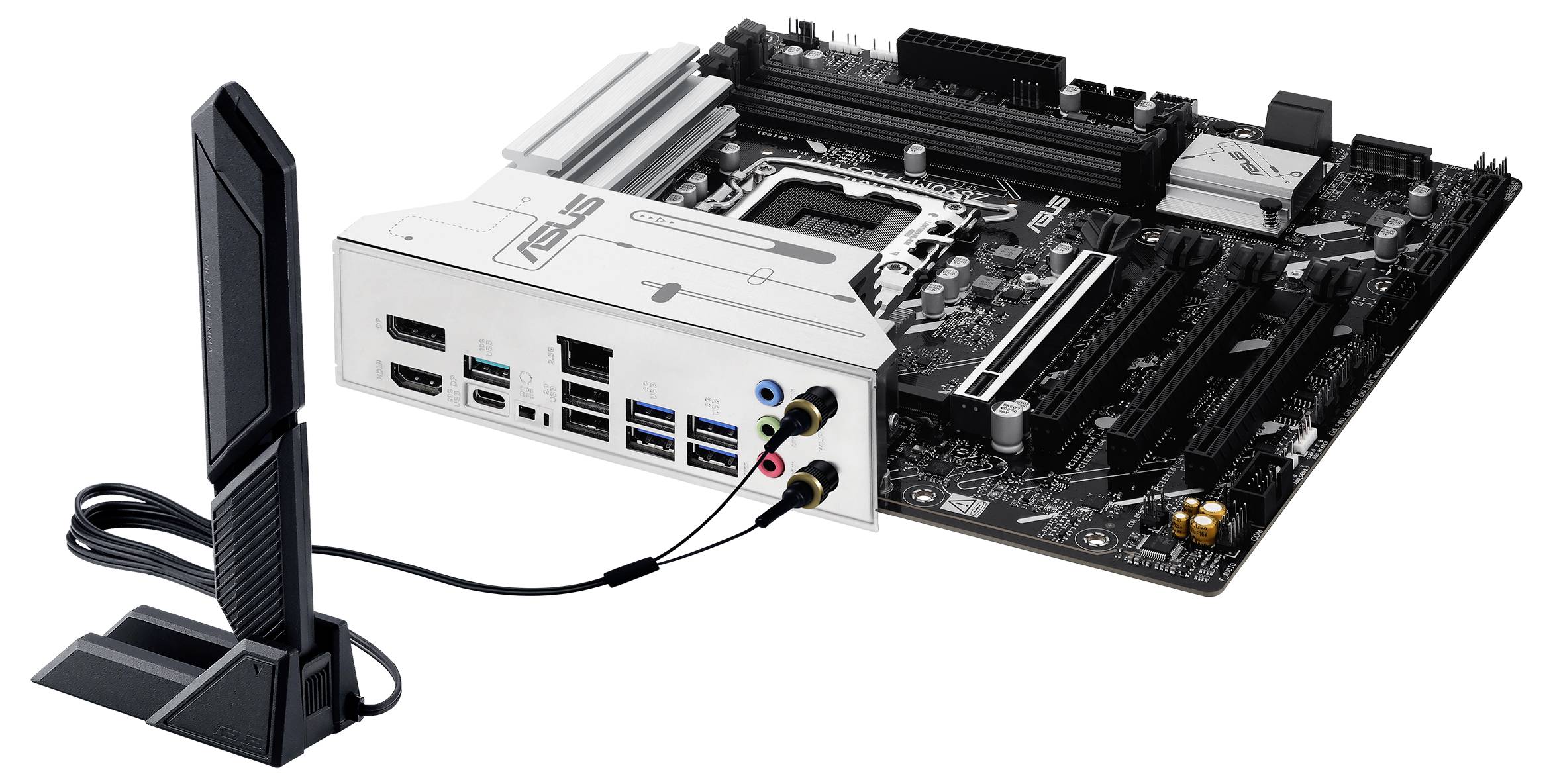 Počítačová základná doska s rôznymi pripojovacie možnosťami vrátane HDMI, DisplayPortov, USB portov a audio zásuviek, prepojená s externou anténou.
