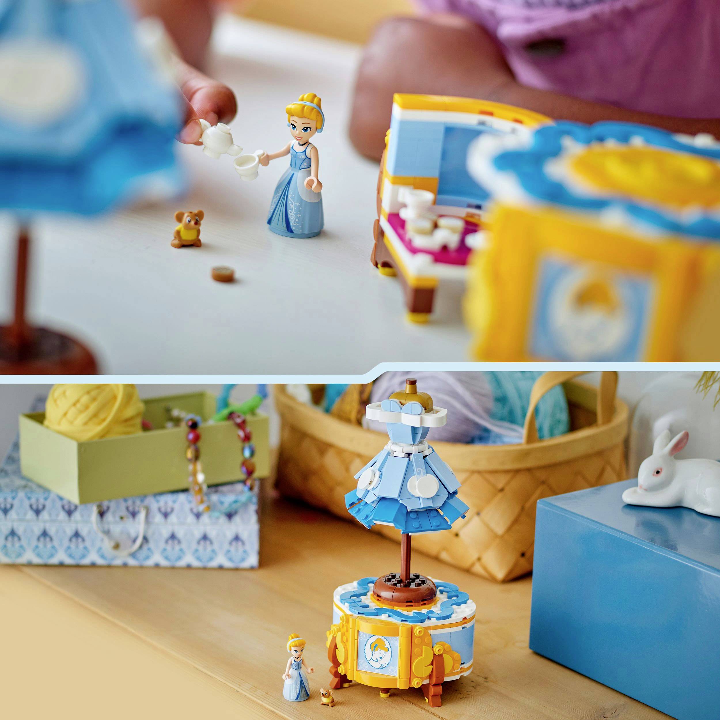 Dieťa sa hrá s malou hračkou a detským domčekom pre bábiky. V pozadí je vidieť zajaca a košík s klubkami vlny.