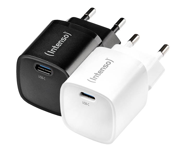 Dva USB-C nabíjačky v čiernej a bielej farbe s EÚ zástrčkou. Nápis 'Intenso'.