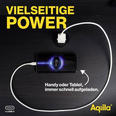 Smartfón sa nabíja na stole cez USB-C kábel. Text: 'Všestranný výkon'. Odkaz na rýchle nabíjanie mobilného telefónu alebo tabletu.