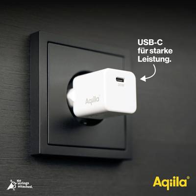 Zásuvka s USB-C sieťovým adaptérom, na ktorom je napísané 'Aqiila 20W'. Text: 'USB-C pre výkonný výkon'. Firemné logo 'Aqiila' v spodnom pravom rohu.