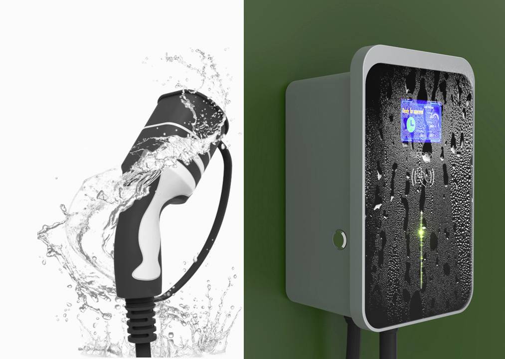 Elektrický nabíjací kábel a nabíjacia stanica, obe mokré od vody. Nabíjacia stanica vykazuje vodoodpudivé vlastnosti na zelenom pozadí.