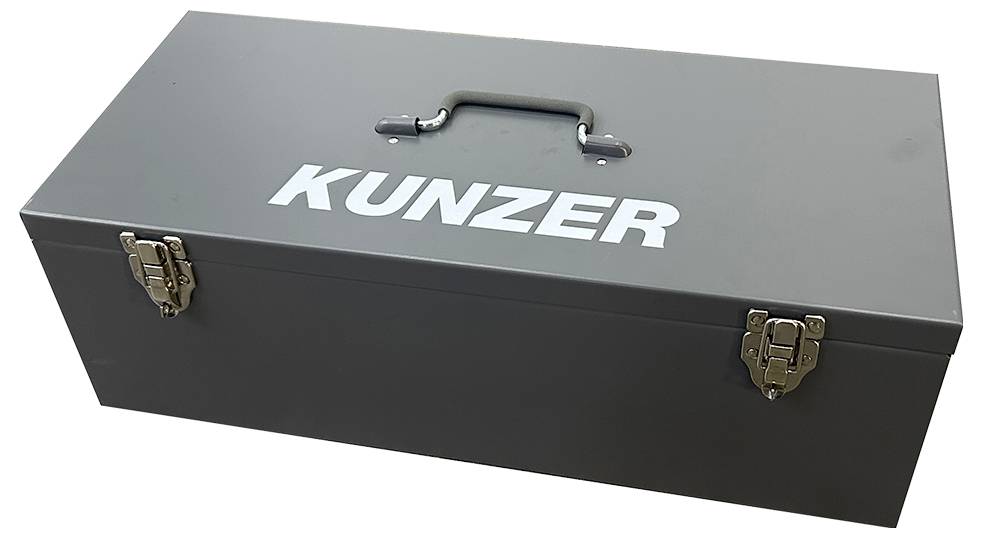 Sivý kufrík na náradie s rukoväťou a dvoma zámkami, s nápisom 'KUNZER' na veku.