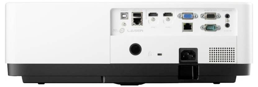 Zadná strana projektora s viacerými konektormi vrátane ethernetového, VGA a HDMI portov, ako aj sieťovej zásuvky.