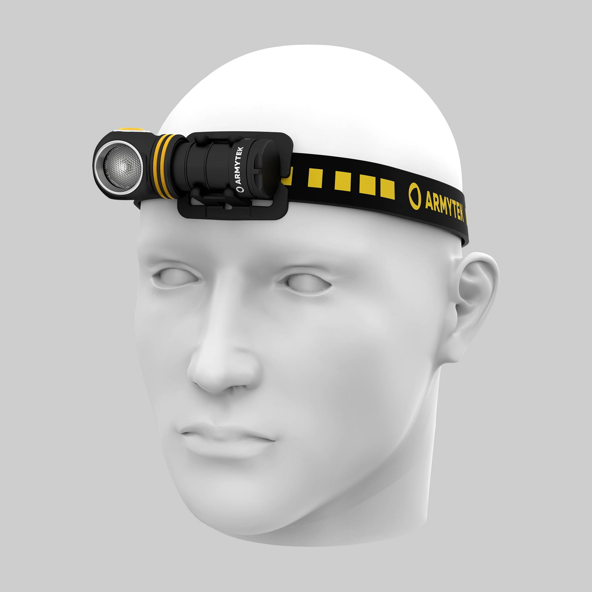 Biela modelová hlava má na čele namontovanú čierno-žltú čelovku s nápisom 'Armytek'.