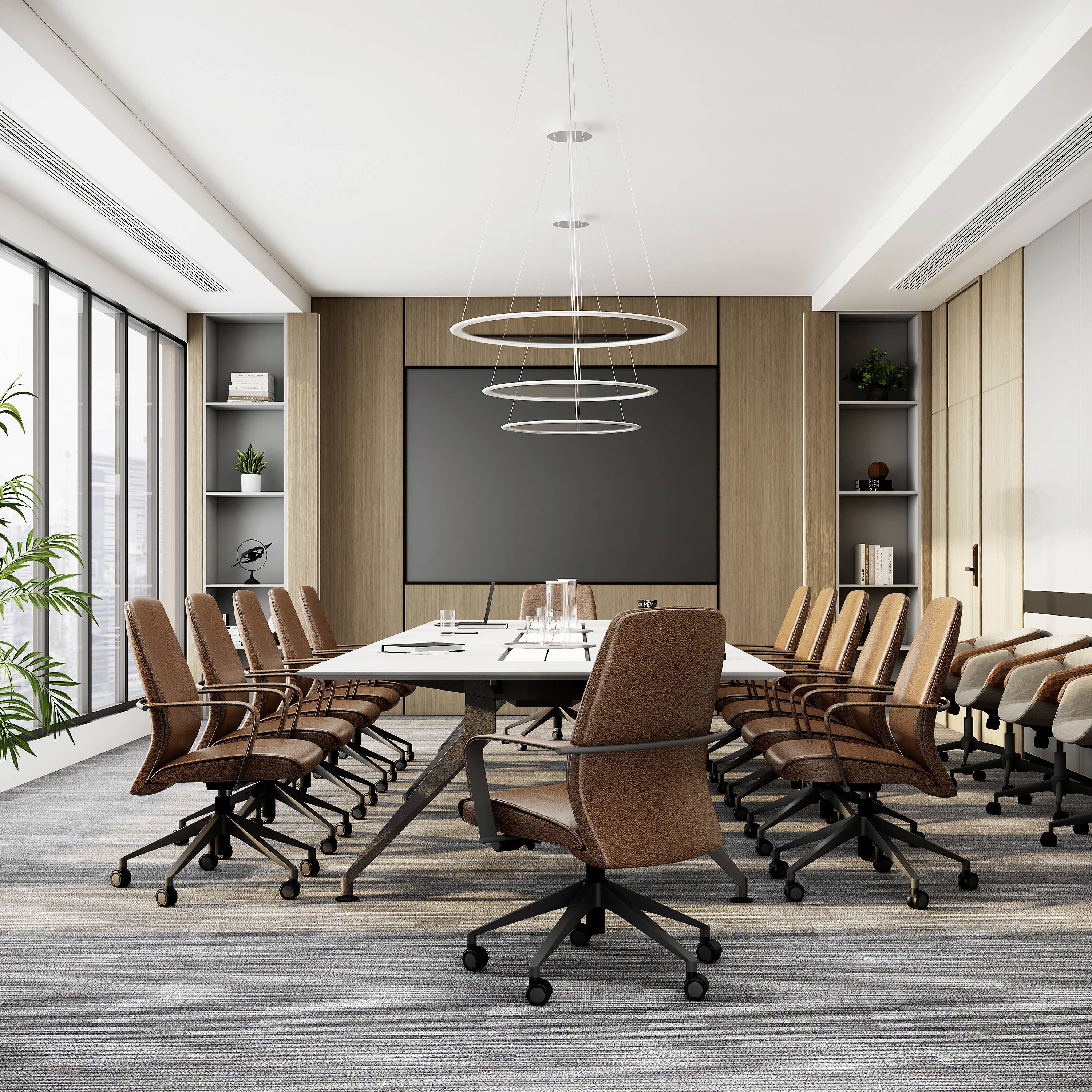 Moderná konferenčná miestnosť s dlhým stolom, desiatimi hnedými kancelárskymi stoličkami, veľkými oknami a minimalistickou dekoráciou.