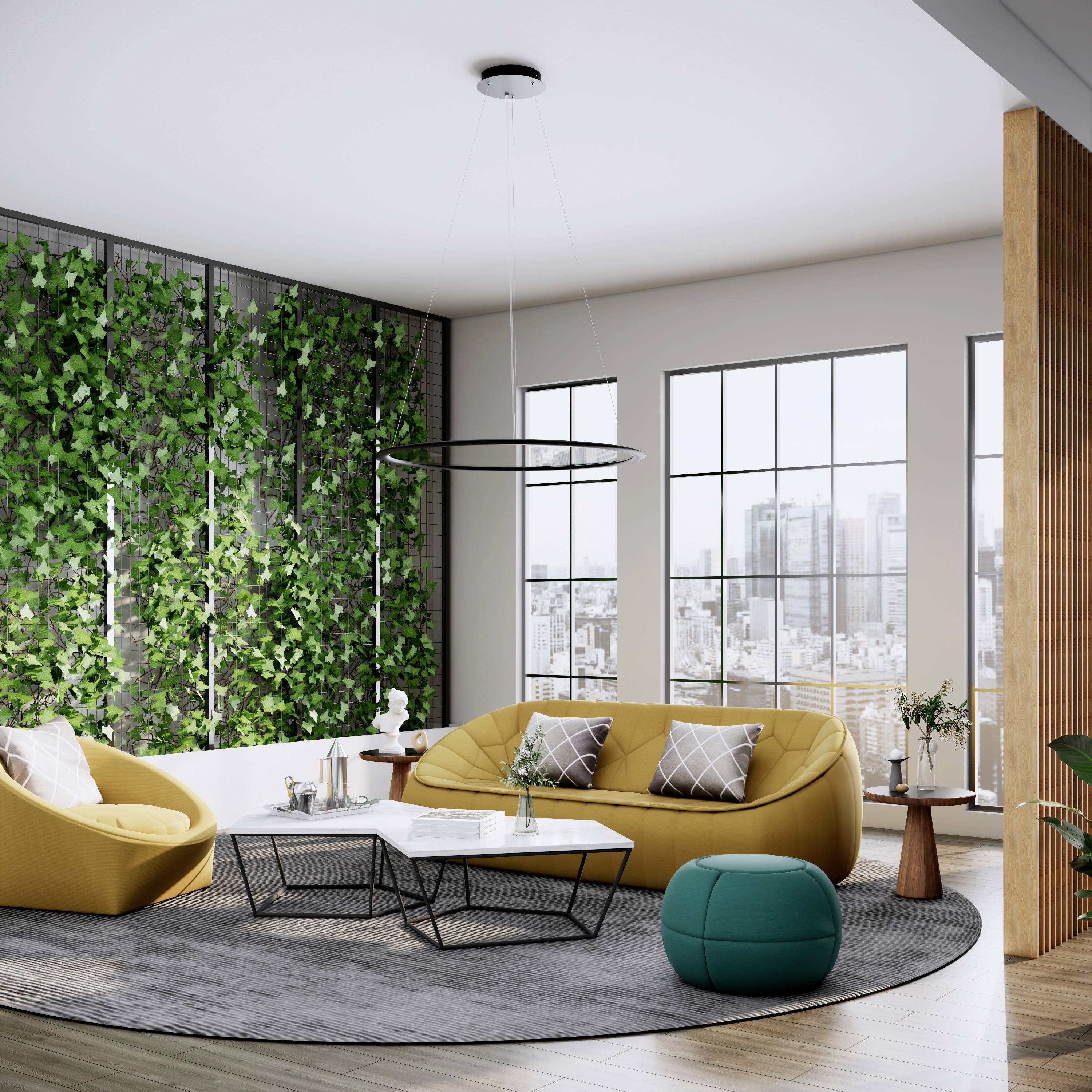 Moderná obývačka s veľkými oknami, žltými sedačkami, svetlým kobercom, zelene porastenou stenou a výhľadom na mesto v pozadí.