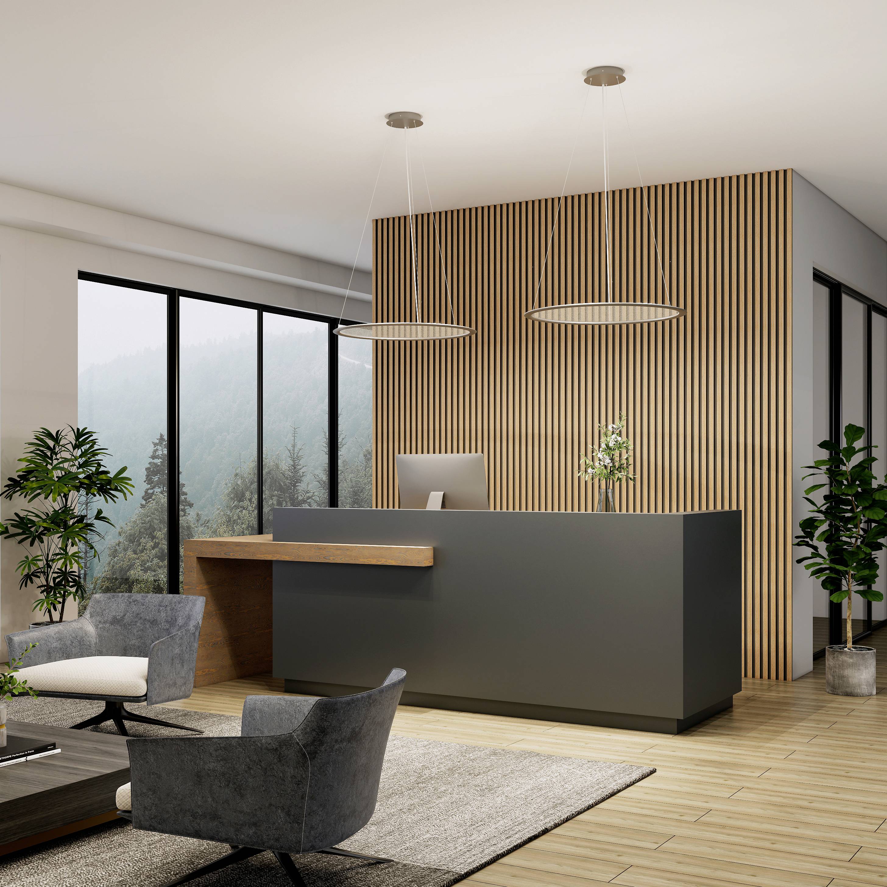 Moderná recepcia s dreveným obložením a sivým pultom, obklopená rastlinami a veľkými oknami s výhľadom na hory v pozadí.