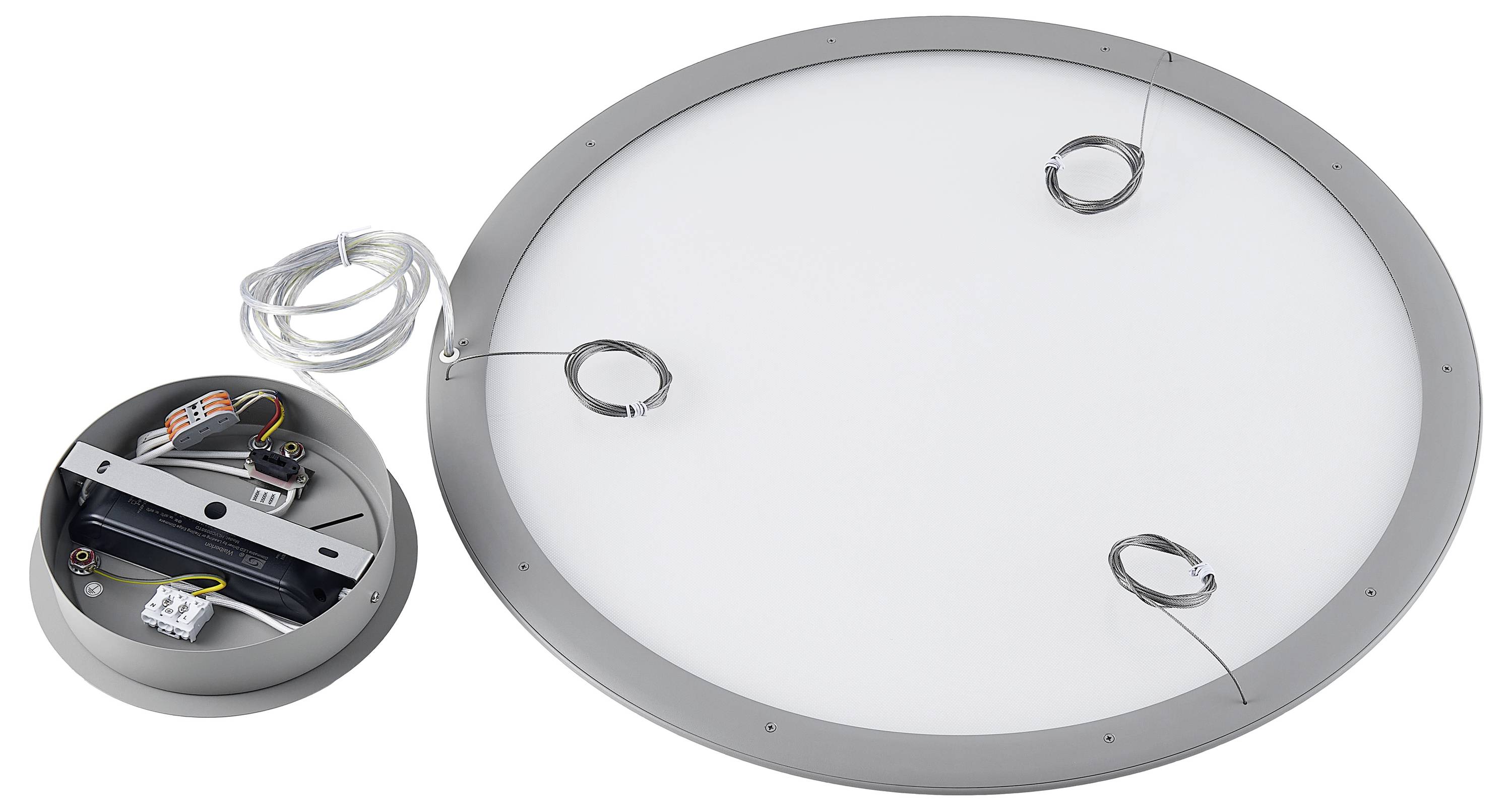 Sivý, zakrivený okraj veľkého, okrúhleho objektu na bielom pozadí.