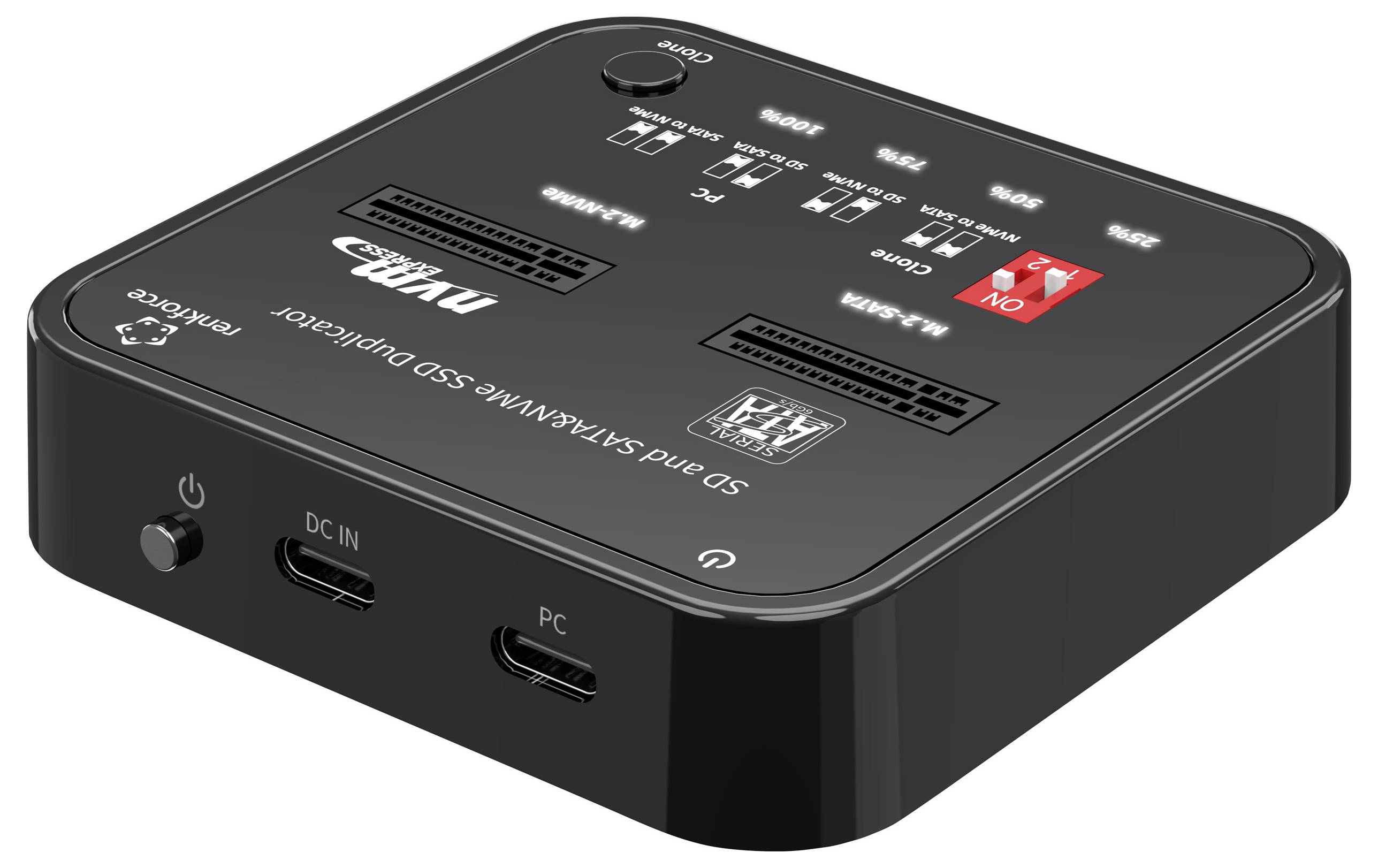 Čierne obdĺžnikové zariadenie na klonovanie SATA a M.2 SSD diskov s konektormi pre DC-In a PC, a so stavovými indikátormi na vrchu.