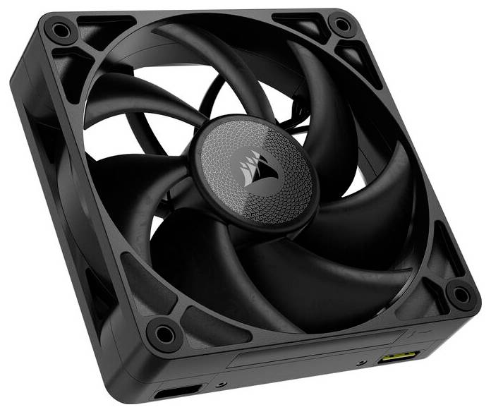 Čierny počítačový ventilátor so štyrmi upevňovacími skrutkami v rohoch, výrazná stredová časť s logom. Nevyhnutný pre chladenie počítača.