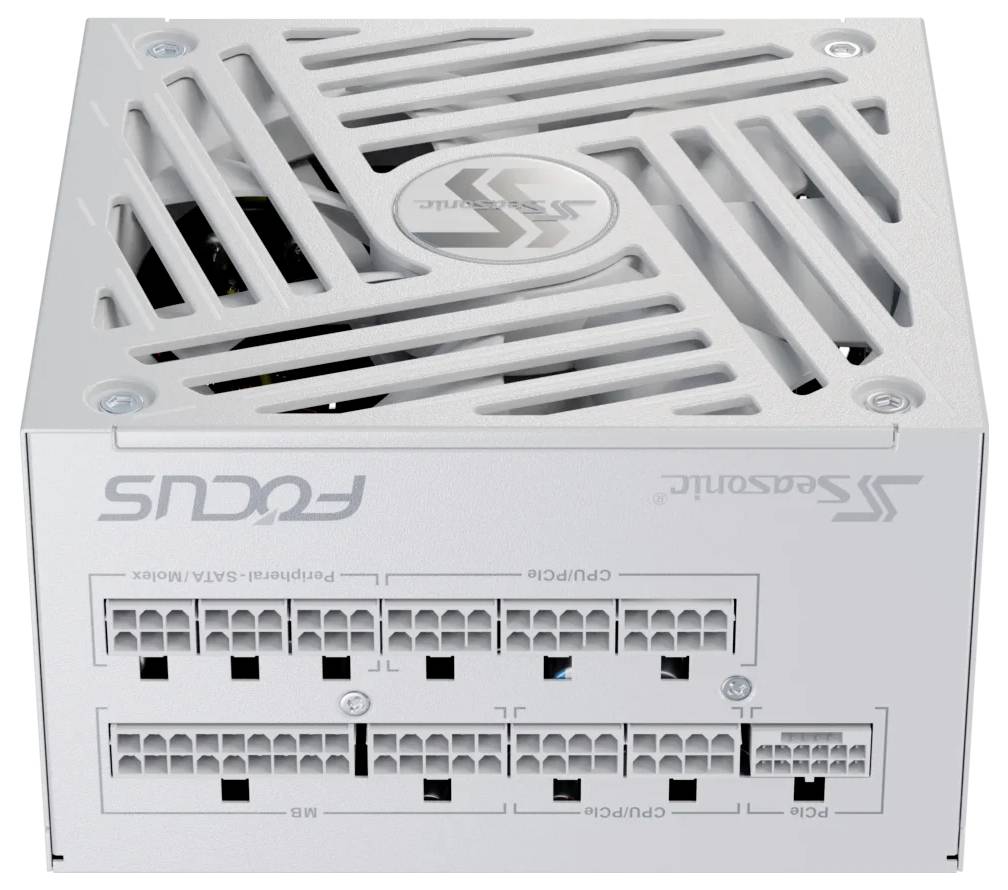Sieťový zdroj Fokus značky Seasonic, model s rôznymi možnosťami pripojenia pre CPU a SATA. Strieborná skrinka so stropným vetraním.