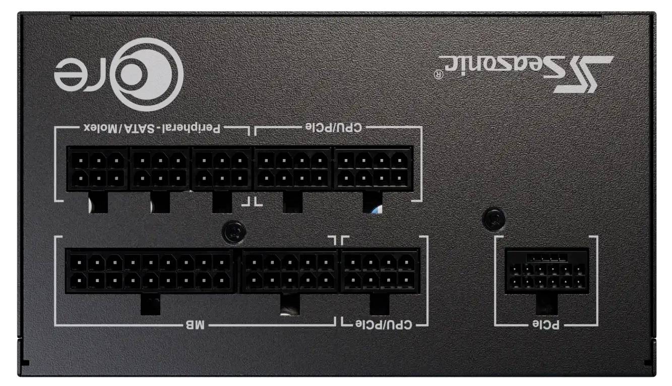 Zadný pohľad na počítačový zdroj s viacerými modulárnymi konektormi, označenými ako 'CPU/PCIe' a 'Peripheral/SATA/Modex'.