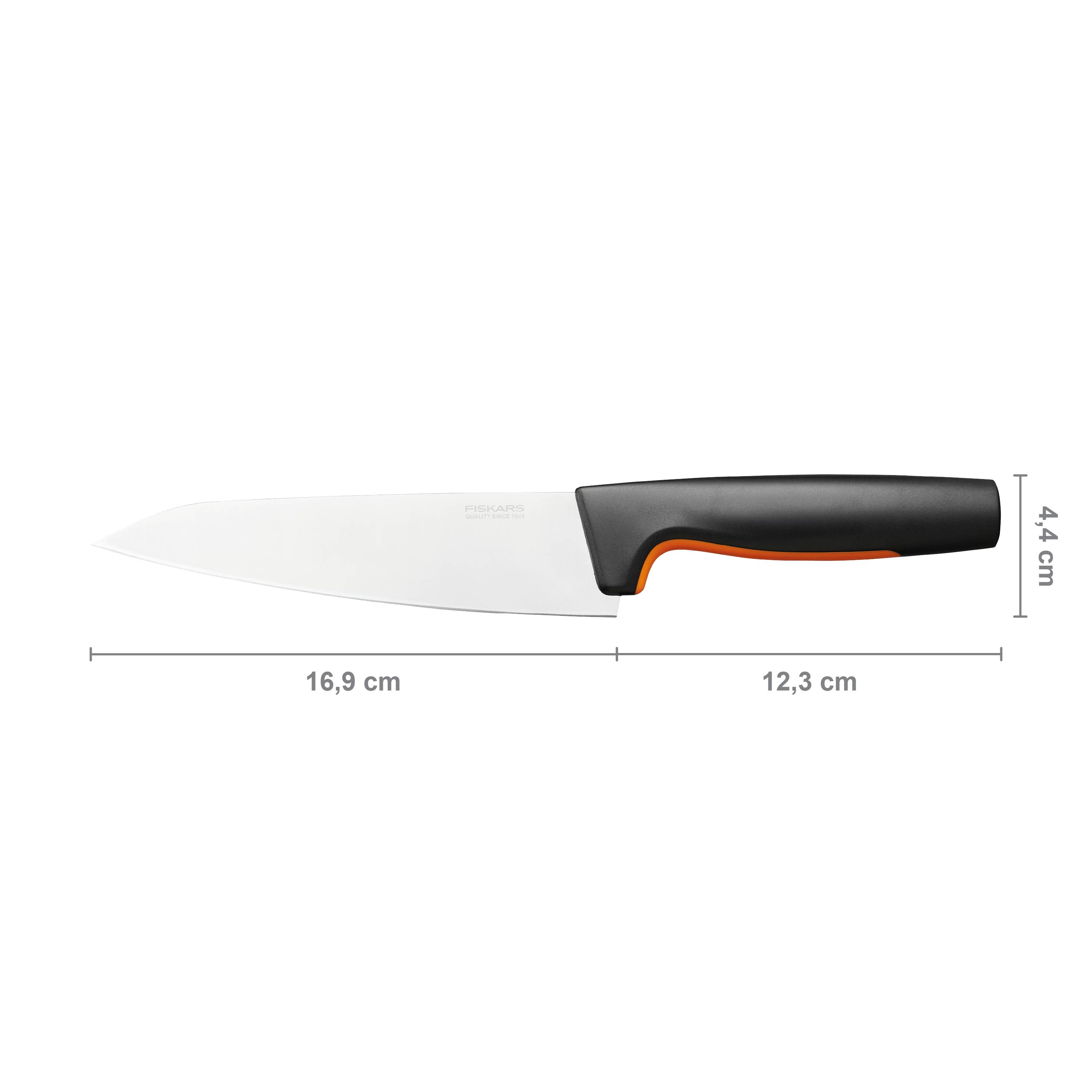 Kuchynský nôž s čiernou rukoväťou a čepeľou dlhou 16,9 cm. Celková dĺžka je 12,3 cm a výška 4,4 cm.