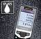 Ručné zariadenie na meranie vzdialeností, zobrazuje tri merané hodnoty v metroch. Symbol 'IP65' označuje ochranu pred vodou a prachom, na mokrom pozadí.