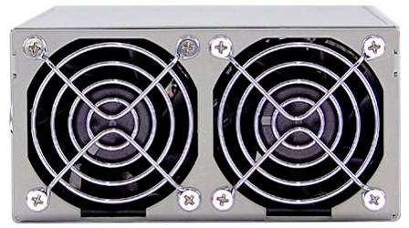 Počítačový vetrací kryt s dvoma ventilátormi a kovovým roštom, ktorý slúži na chladenie hardvérových komponentov.