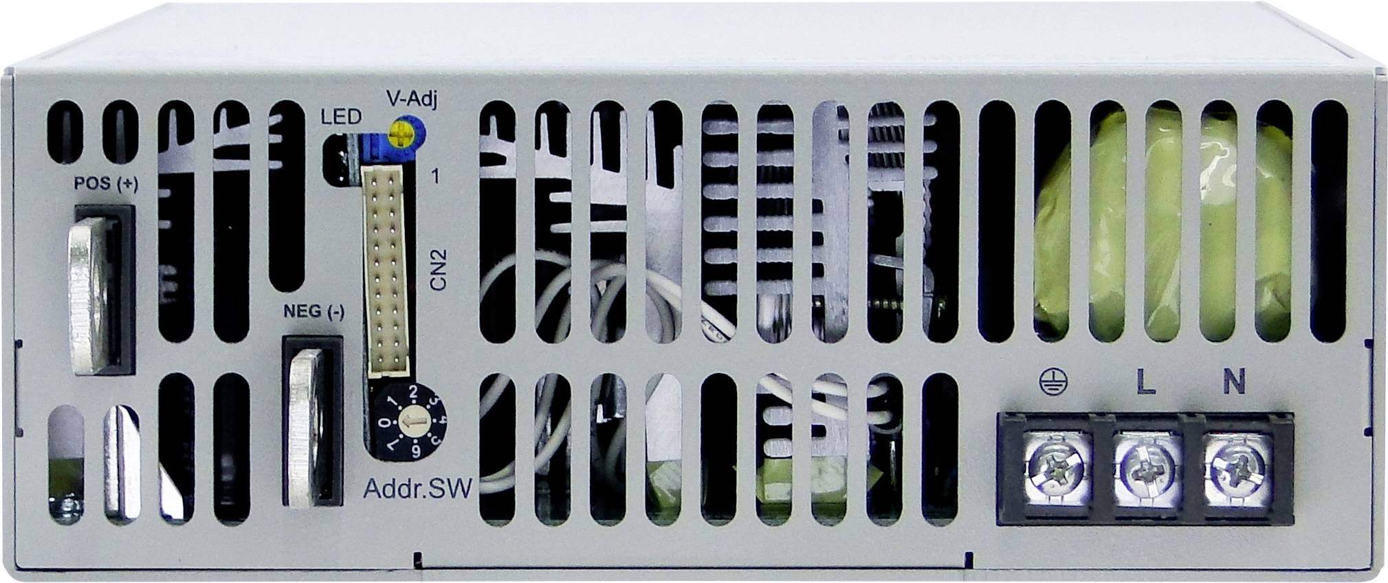 Zadná strana elektronického zariadenia s vetracími otvormi, LED displejom, otočným regulátorom na nastavenie napätia a prípojkami pre napájanie.