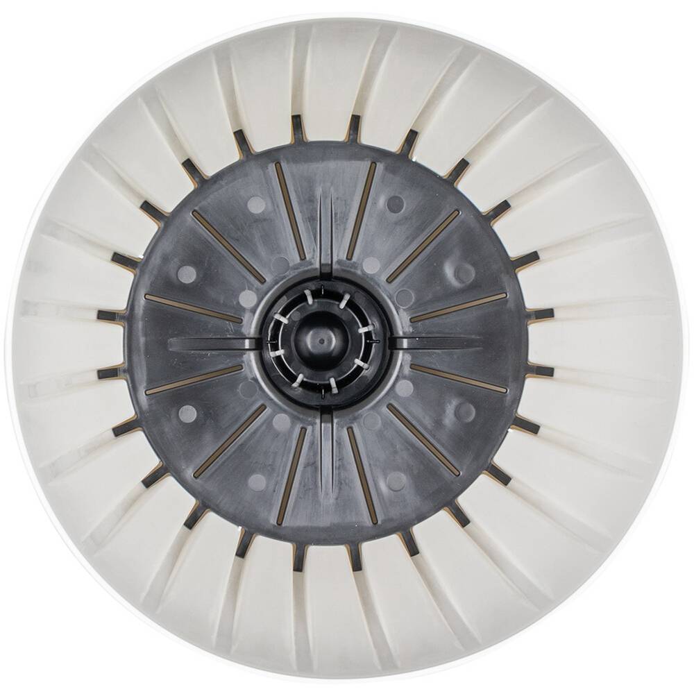 Guľatý kovový objekt s dizajnom kolesa a symetrickými lúčmi, ktorý pripomína ventilátor alebo turbínu.