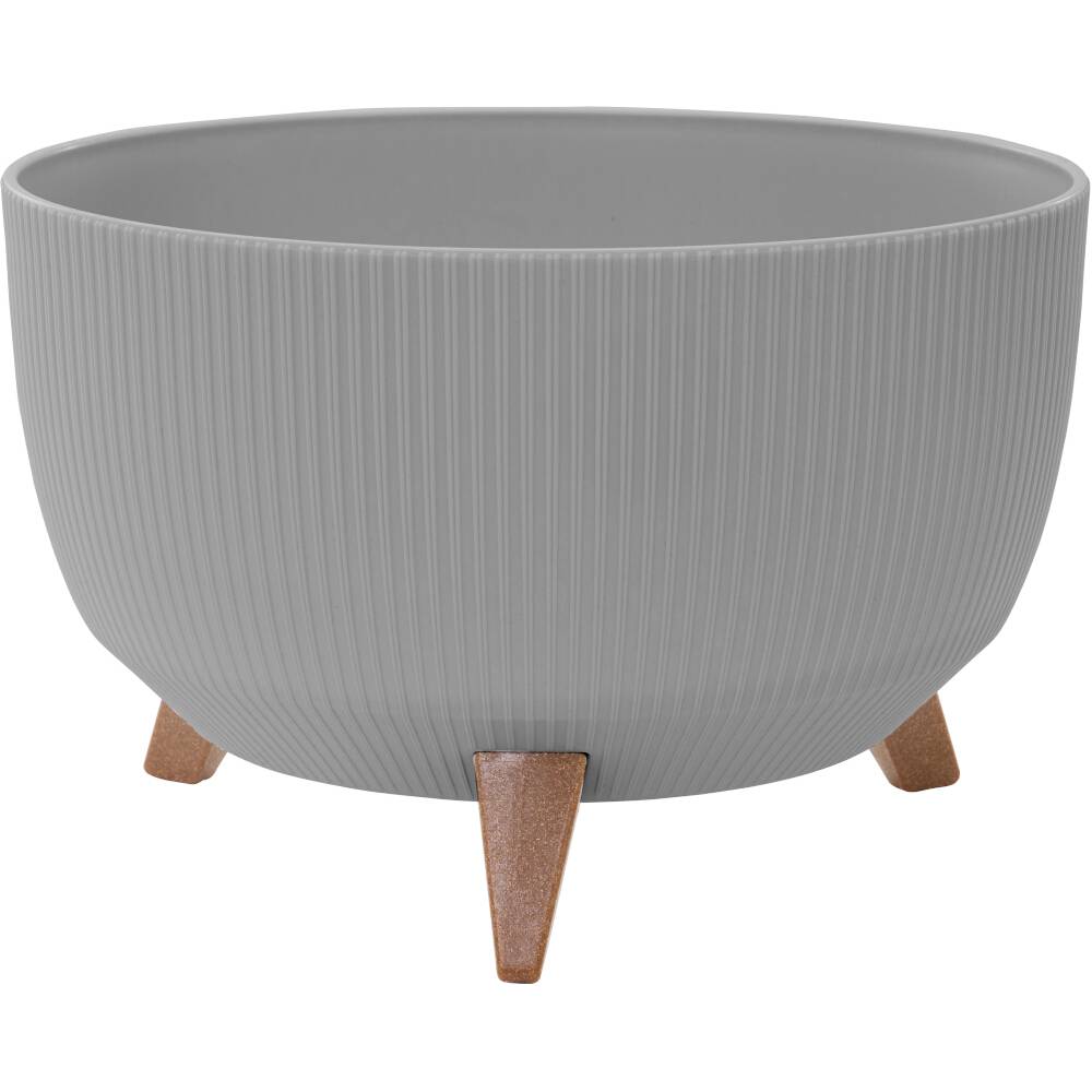 Sivý kvetináč s vrúbkovaným povrchom, ktorý stojí na malých drevených nôžkach. Minimalistický dizajn pre moderný interiér.