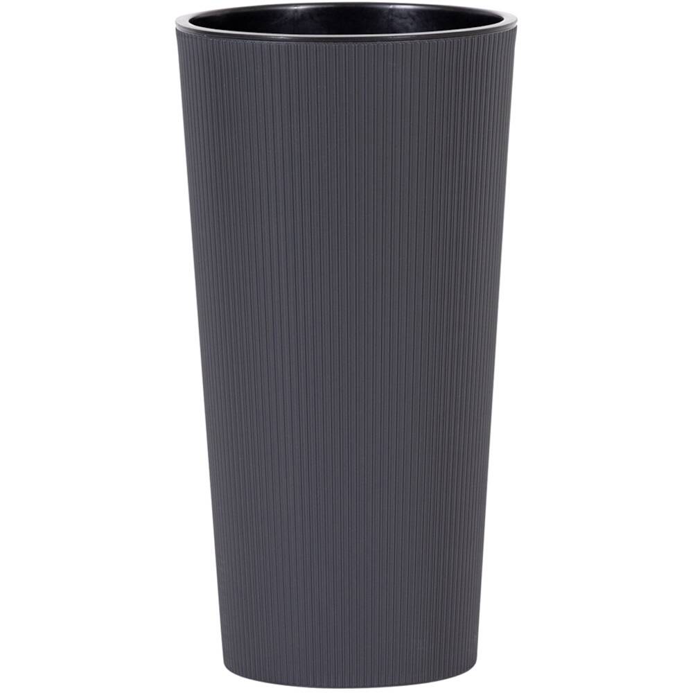 Vysoký, tmavý pohár s vertikálnou štruktúrou rýh.