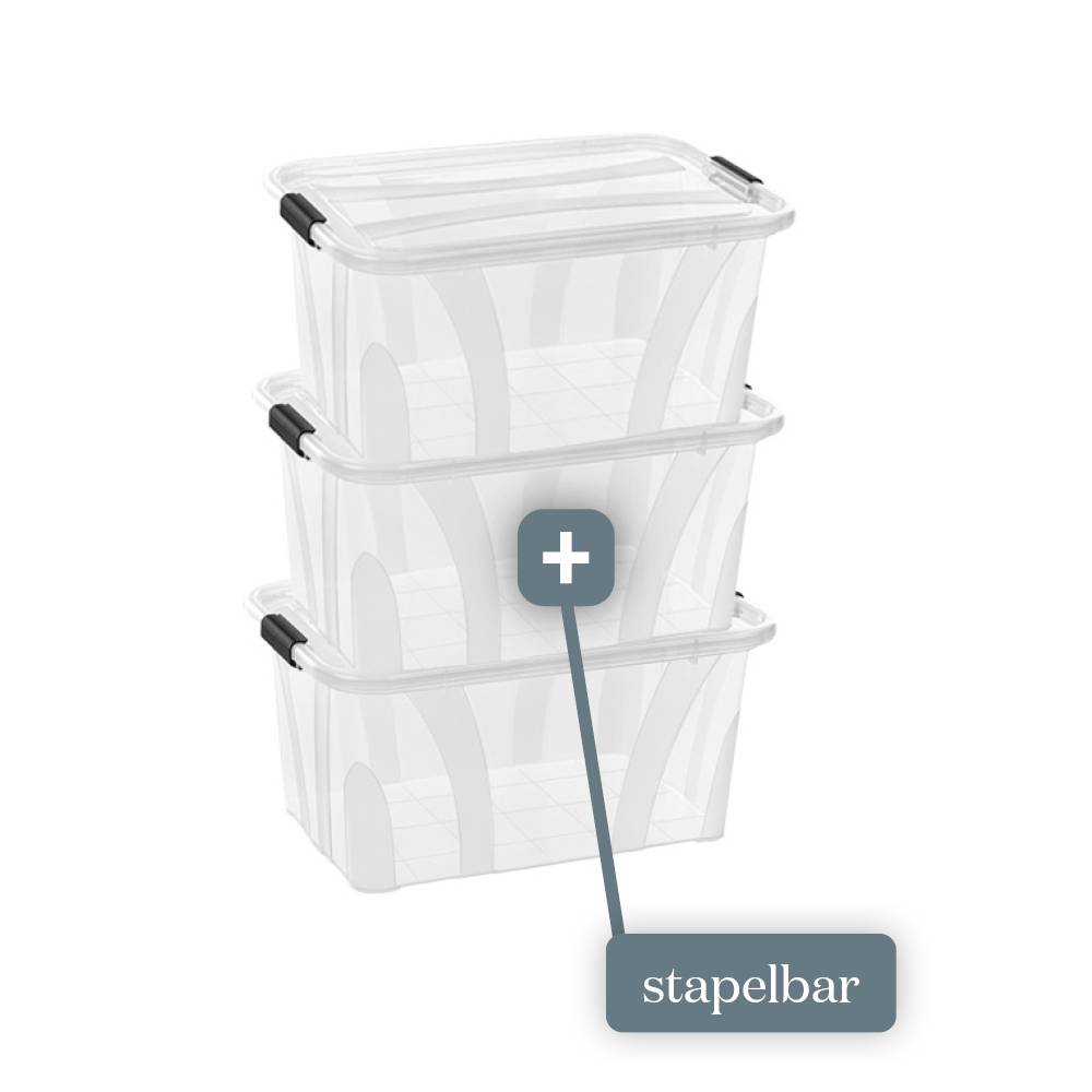 Tri priehľadné, skladateľné úložné boxy s čiernymi úchytkami. Ikona naznačuje ich vzájomné ukladanie s nápisom 'skladateľné'.