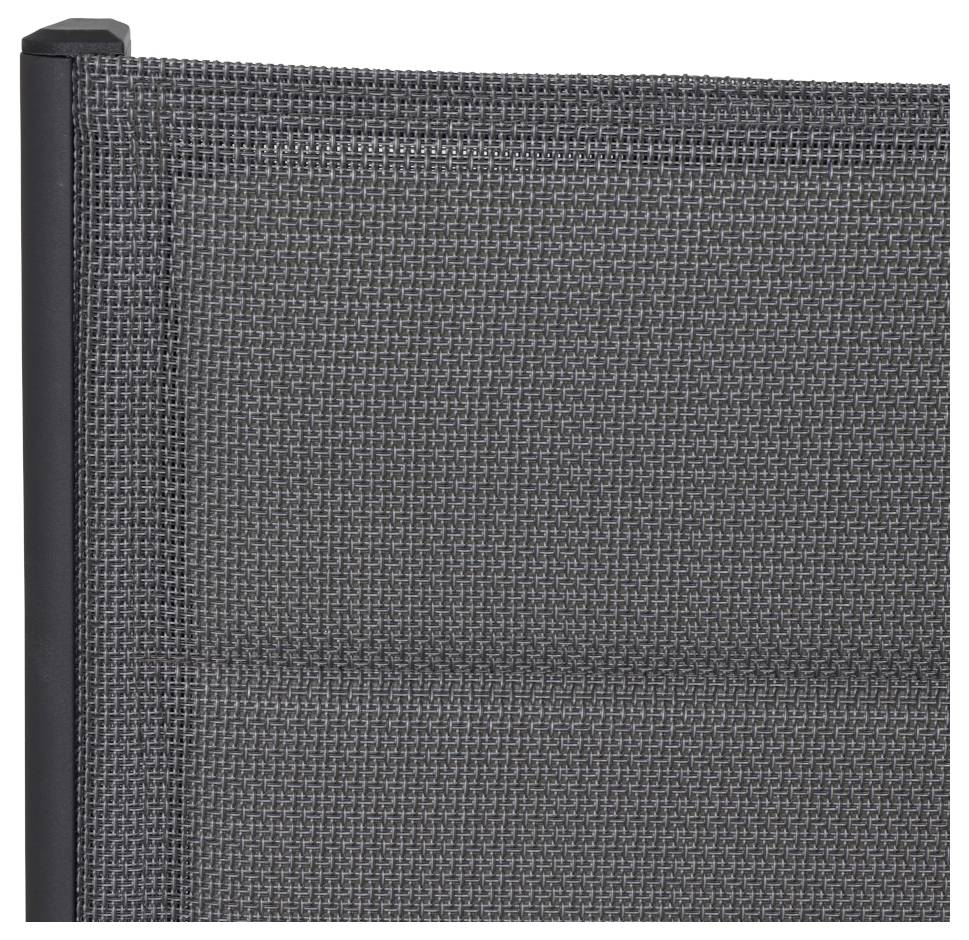 Sivá sieťovina s čiernym rámom, pravdepodobne súčasť záhradnej stoličky alebo sedacej plochy. Minimalistický dizajn.
