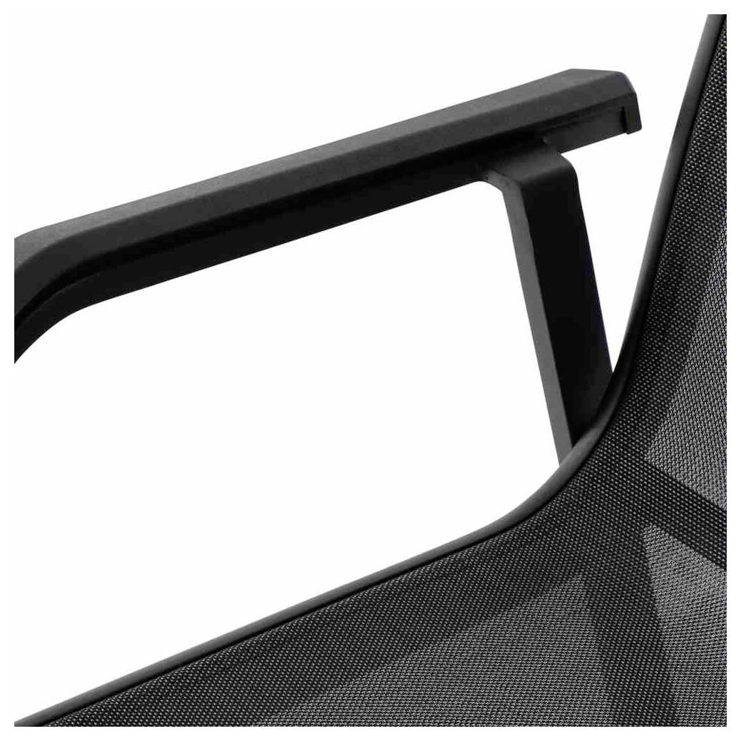 Detailný záber modernej opierky na ruky stoličky a sedadla s čiernym sieťovaným poťahom. Elegantný, minimalistický dizajn.