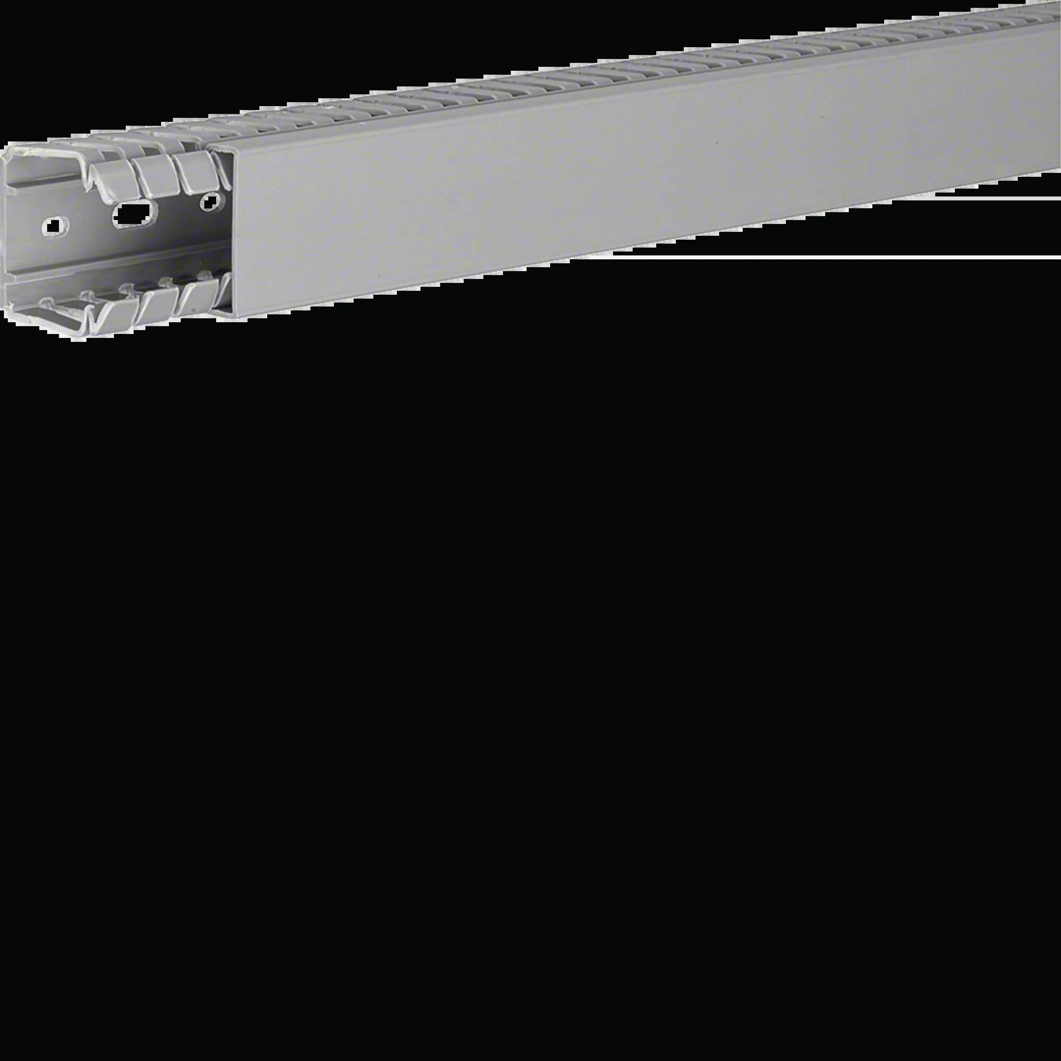 Sivý káblový kanál s bočnými otvormi a odnímateľným krytom, určený na organizáciu a ochranu káblov v elektrických inštaláciách.