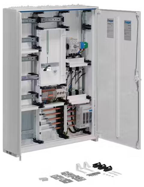 Otvorená rozvodná skriňa s viditelnými elektrickými komponentmi, káblami a poistkovými prvkami. Príslušenstvo leží dole.
