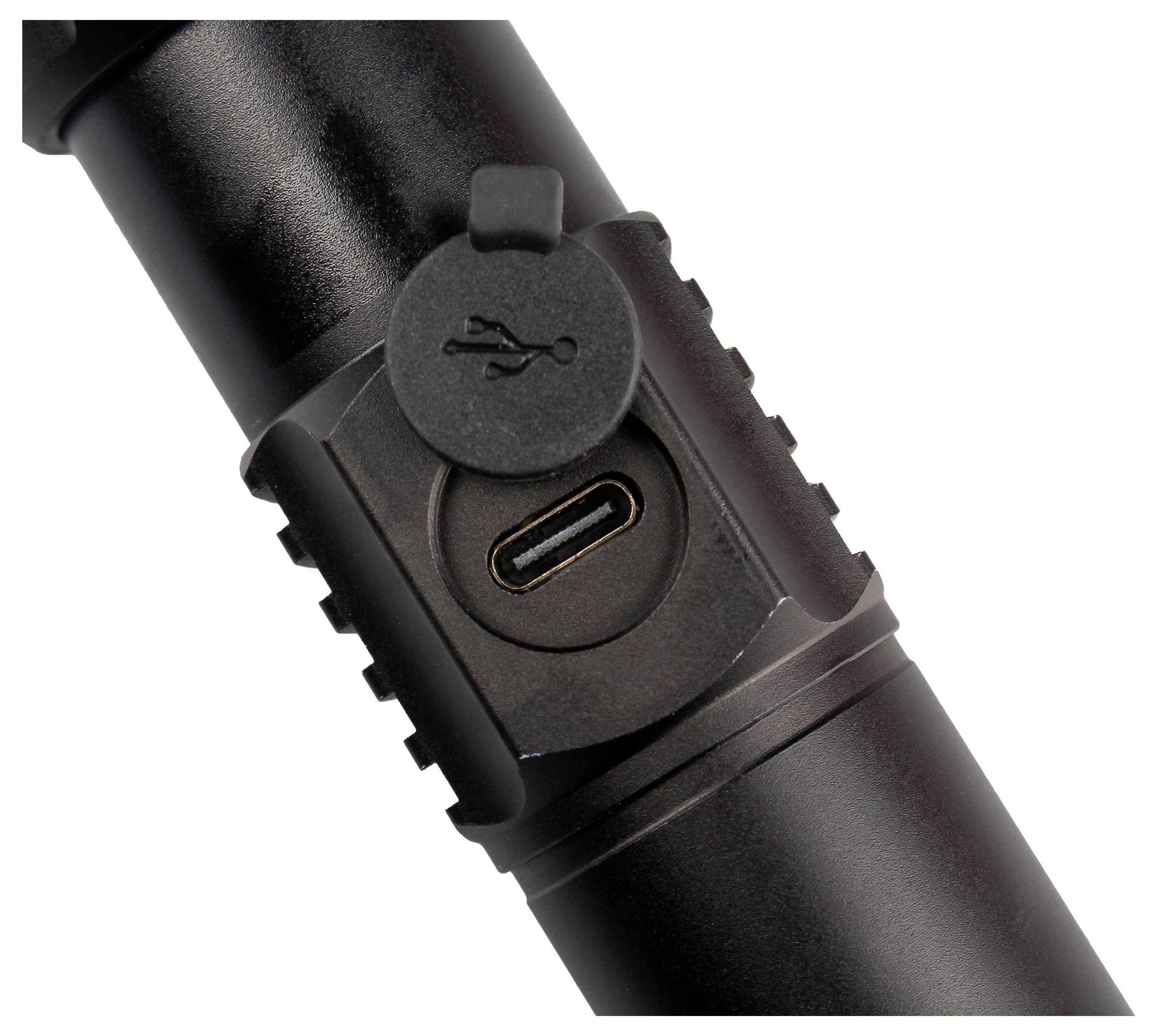 Detailný záber čierneho valcovitého zariadenia s USB-C portom zakrytým gumovou krytkou.