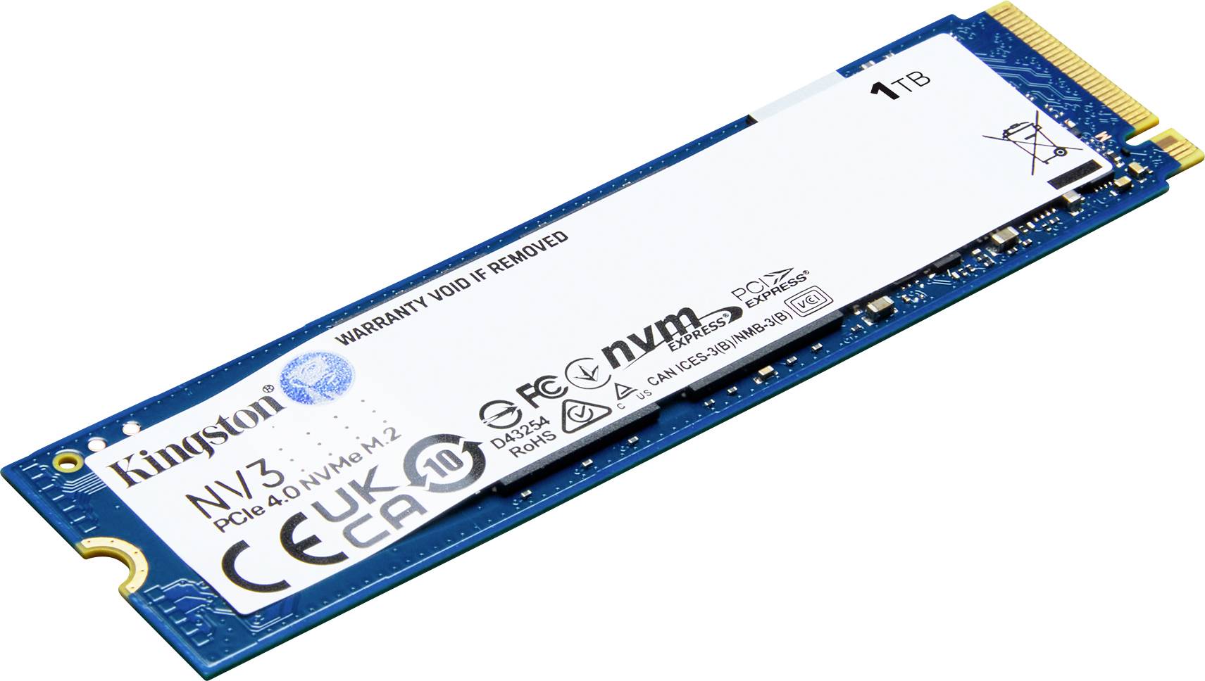 Kingston NV3 NVMe SSD s kapacitou 1 TB. Modrá doska plošných spojov je viditeľná vrátane štítkov s rôznymi technickými špecifikáciami.