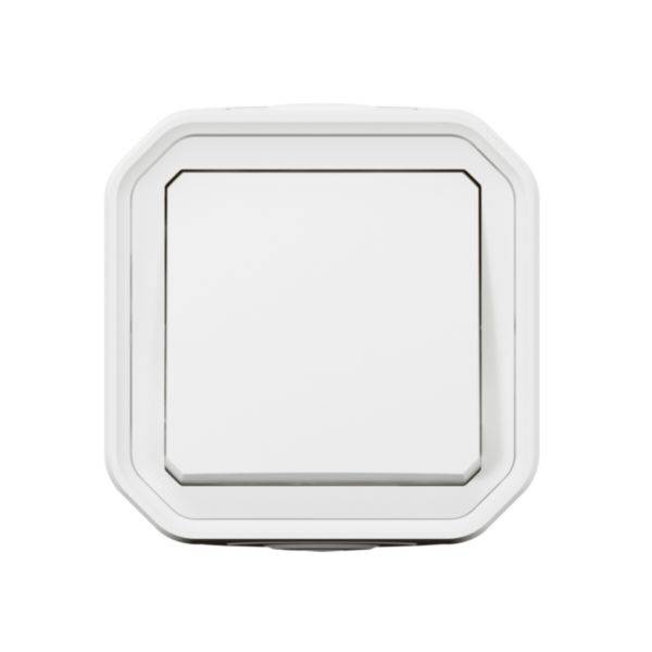 Biely vypínač na bielej stene. Minimalistický dizajn so zaoblenými rohmi.
