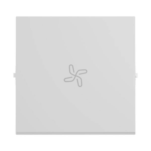 Štvorcový, biely kryt vetrania s minimalisticky stvárnený stylizovaným symbolom ventilátora v strede.