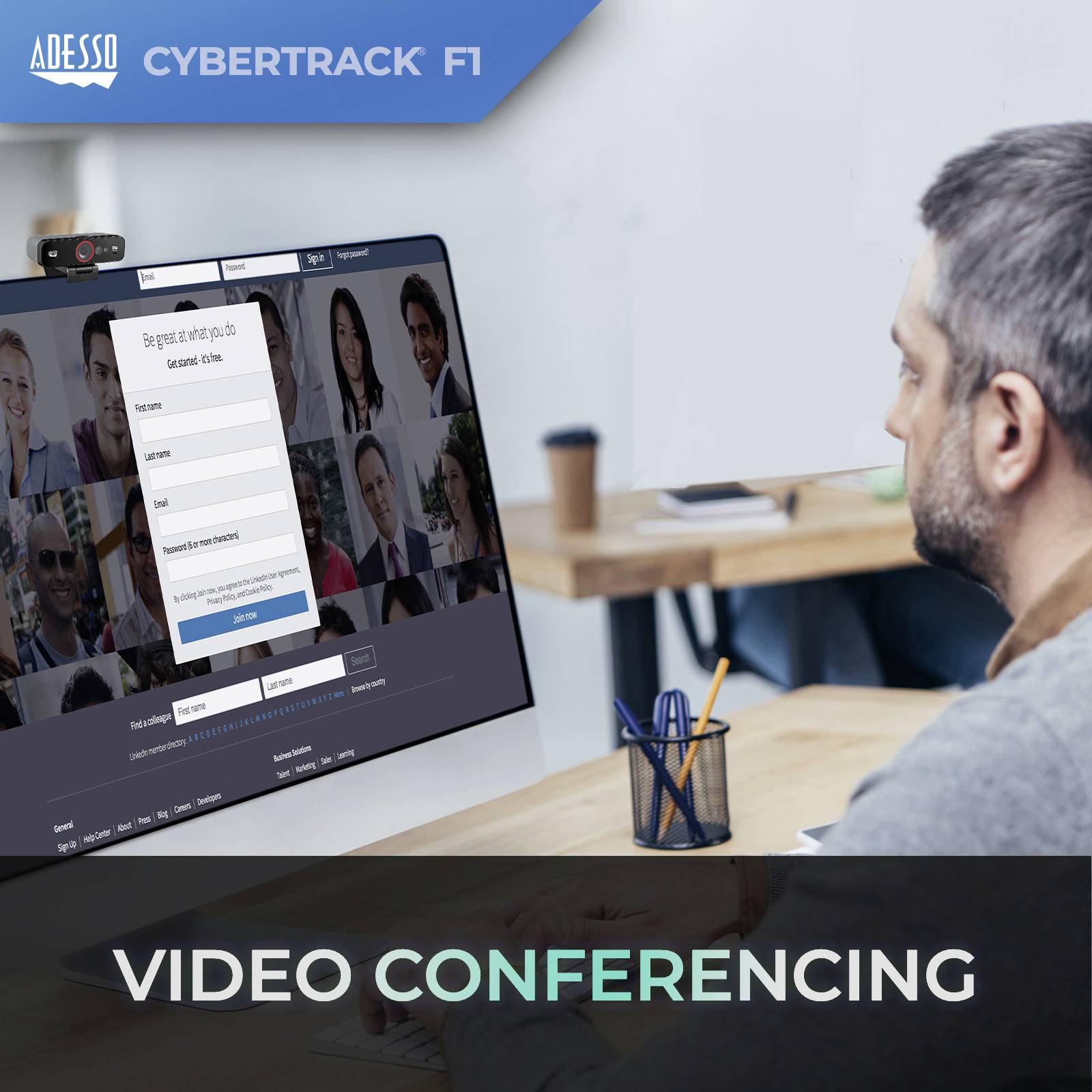 Muž sedí pred laptopom s webkamerou. Na obrazovke je viditeľná platforma pre videokonferencie.