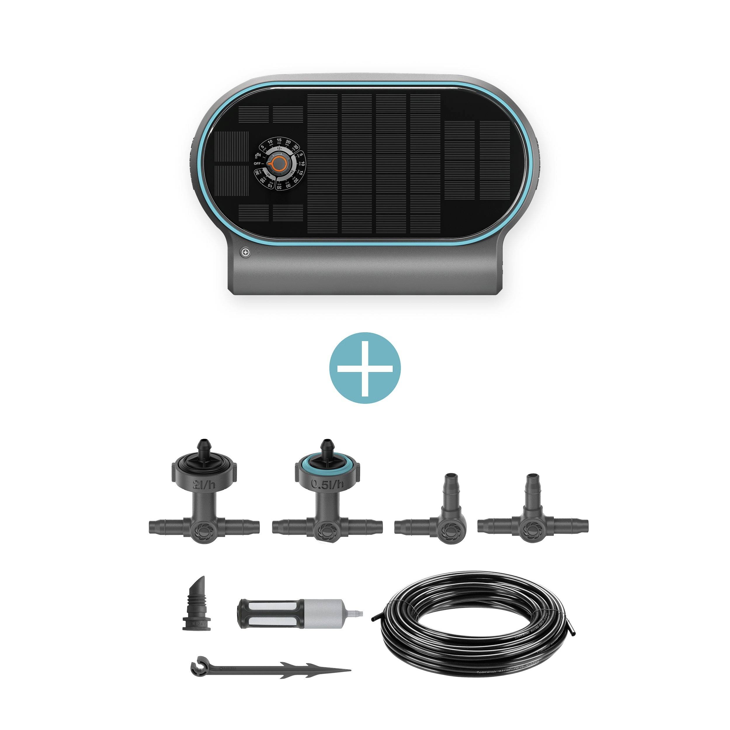 Zavlažovací systém: Solárne zavlažovacie zariadenie hore, nižšie spojovacie diely, trysky, hadica a kolík do zeme pre použitie v záhrade.