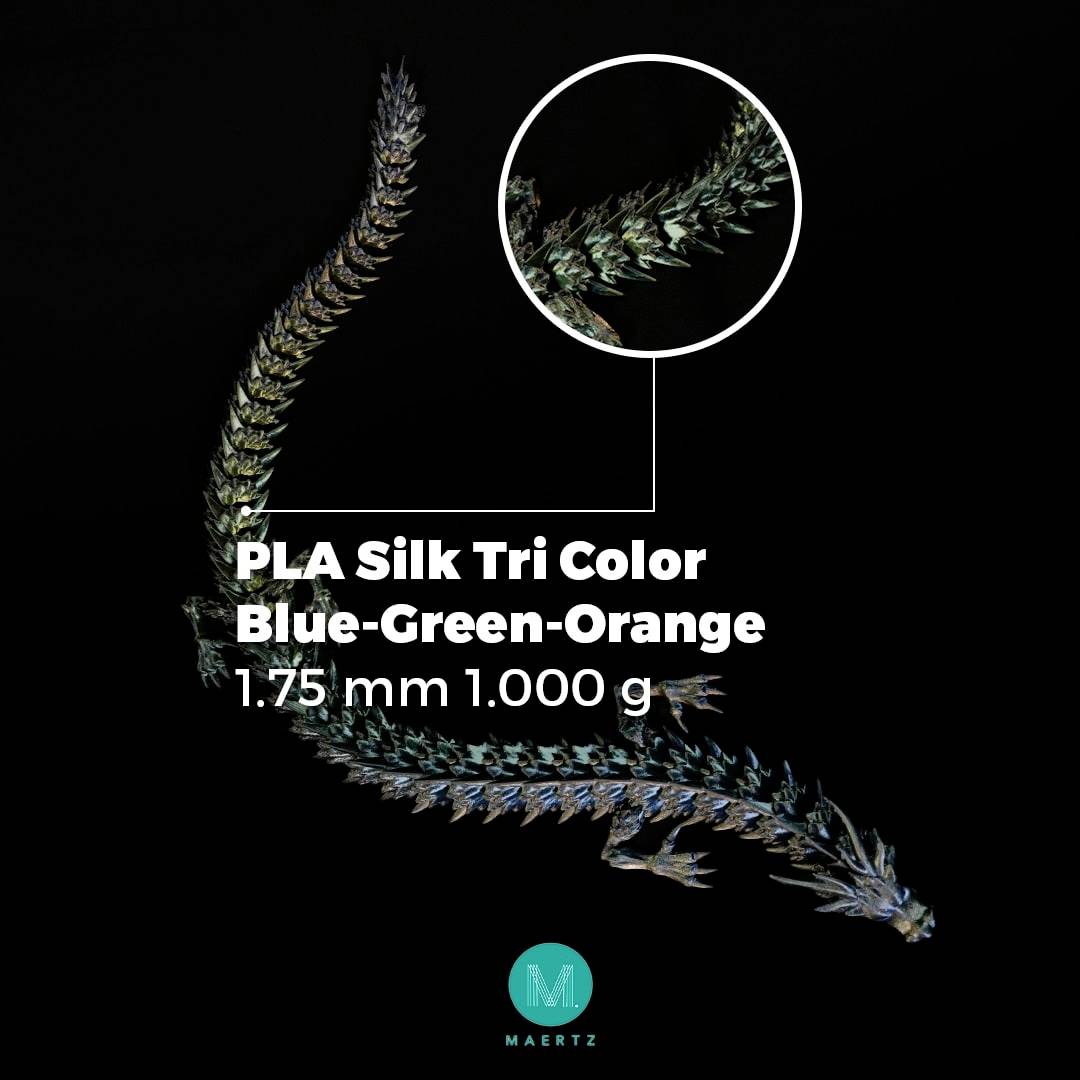 PLA hodváb Tri Color Modro-Zeleno-Oranžový 1,75 mm 1.000 g; zobrazuje 3D tlačové vlákno so stupňovaným farebným prechodom na tmavom pozadí s logom.