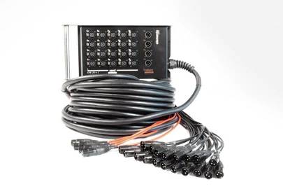 Stagebox s dlhým, navíjaným káblom, vybavená viacerými XLR konektormi pre audio aplikácie.