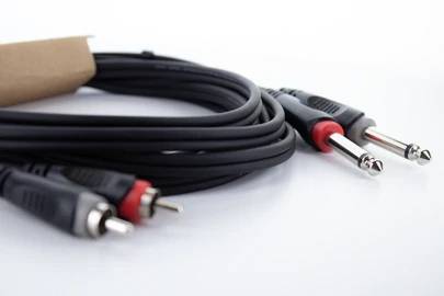 Čierno-červená súprava audio káblov s viacerými typmi konektorov na bielom pozadí.