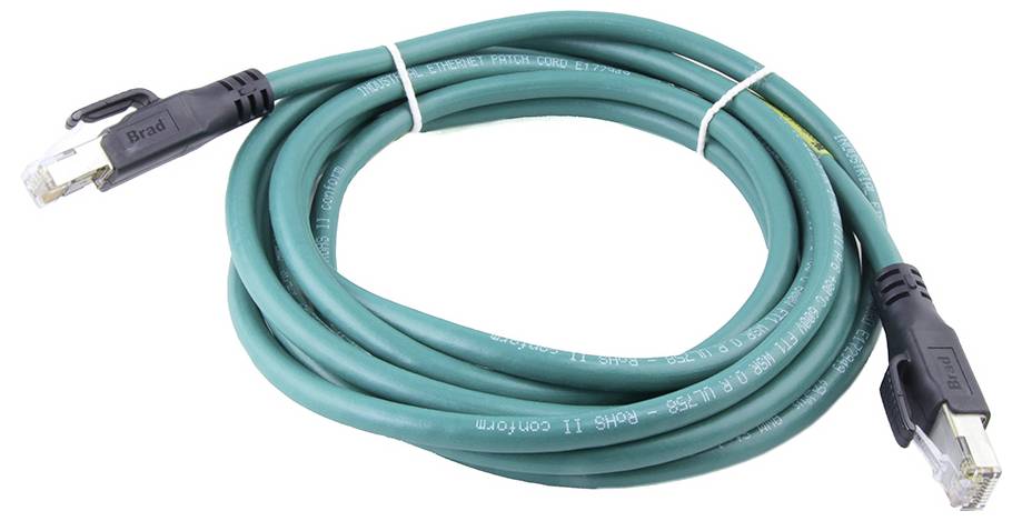 Zelený ethernetový kábel, navinutý, s priehľadnými konektormi na oboch koncoch.