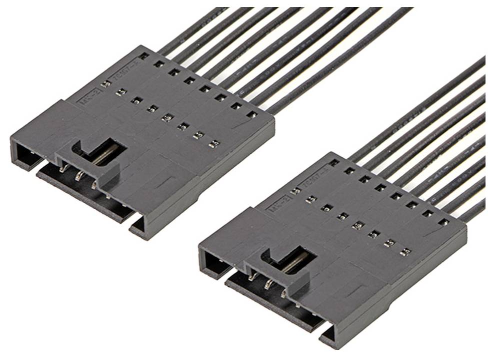 Dva čierne elektrické konektory s množstvom pinov, ktoré sú prepojené káblami.