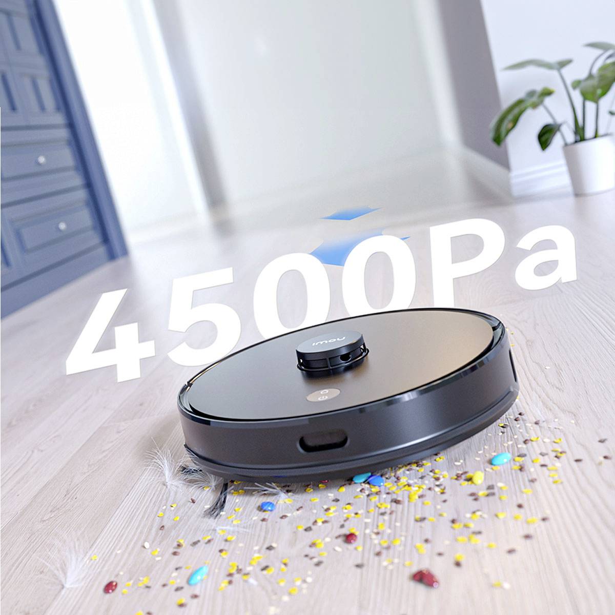 Čierny robotický vysávač na drevenej podlahe vysáva drobky. Text '4500 Pa' zdôrazňuje jeho sací výkon.
