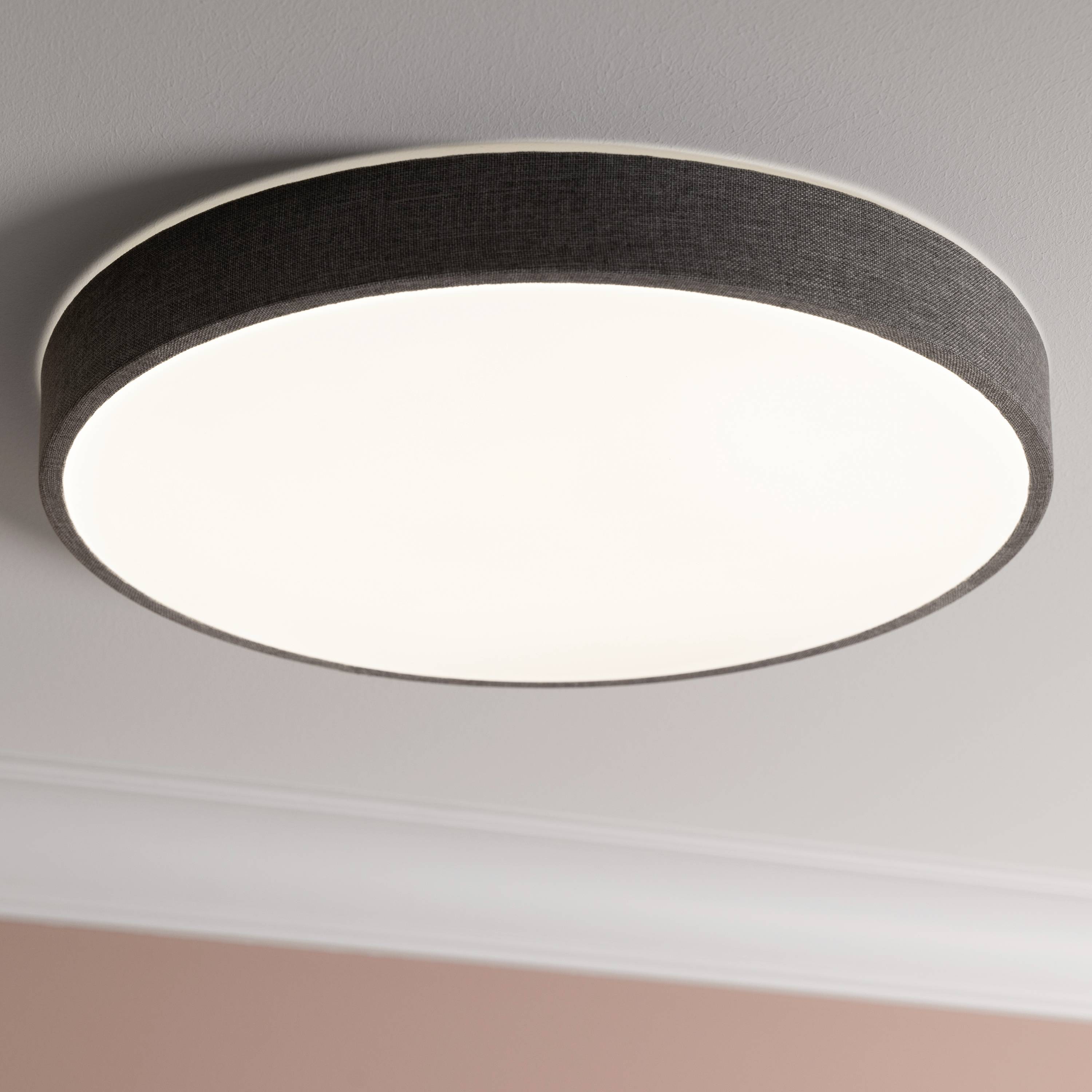 Okrúhle stropné svietidlo so sivým okrajom svieti rovnomerne.