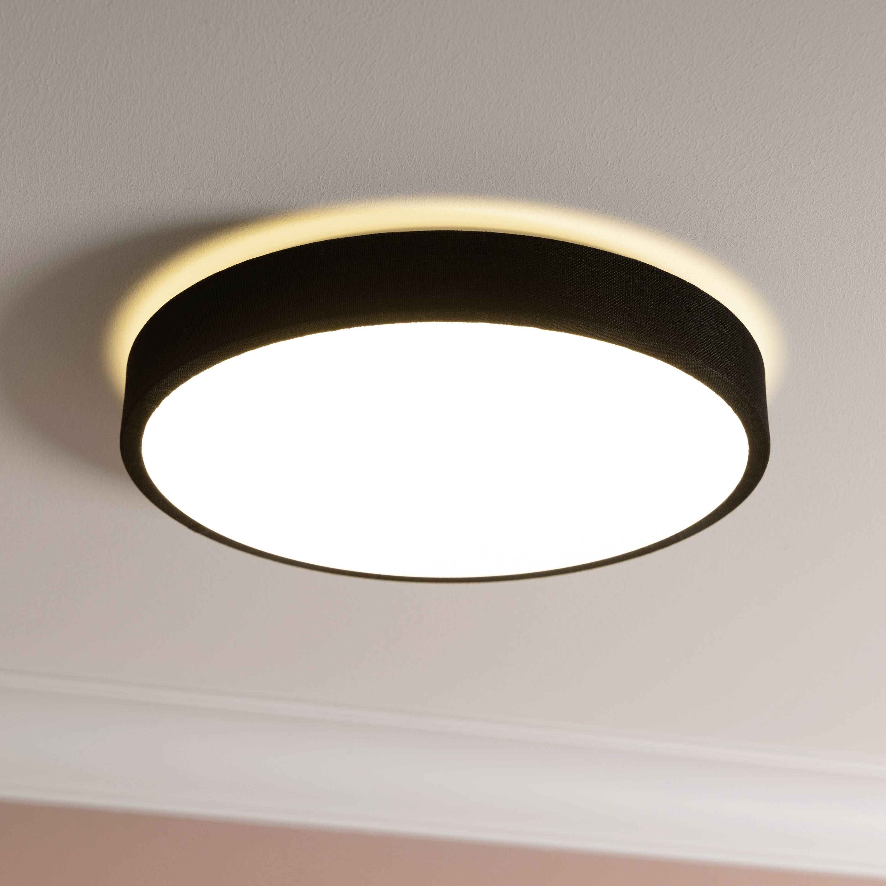 Na strope upevnené okrúhle svietidlo svieti jasne a rovnomerne, zabezpečuje jemné osvetlenie priestoru.