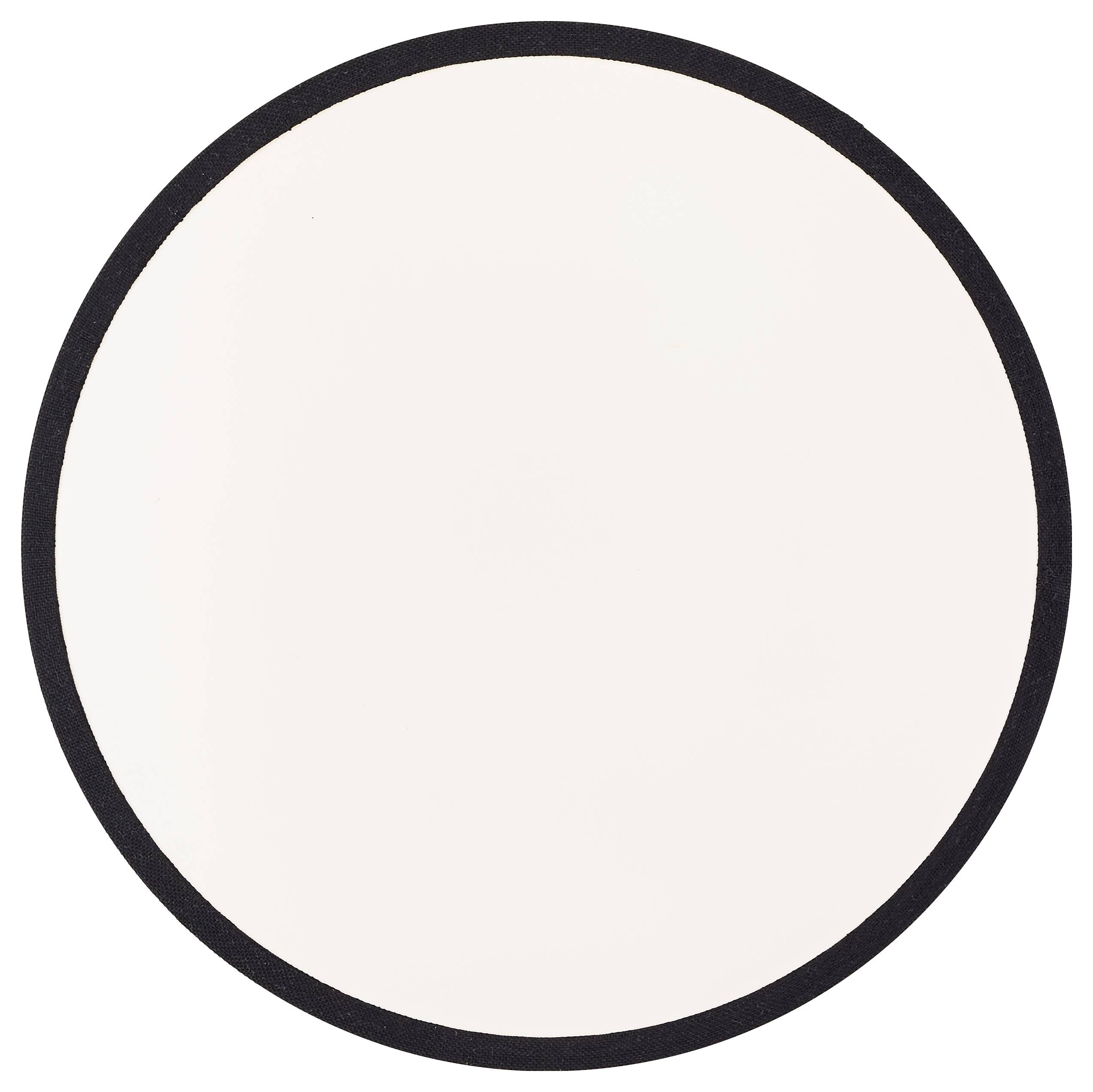 Okrúly biely tanier s čiernym okrajom na bielom pozadí.