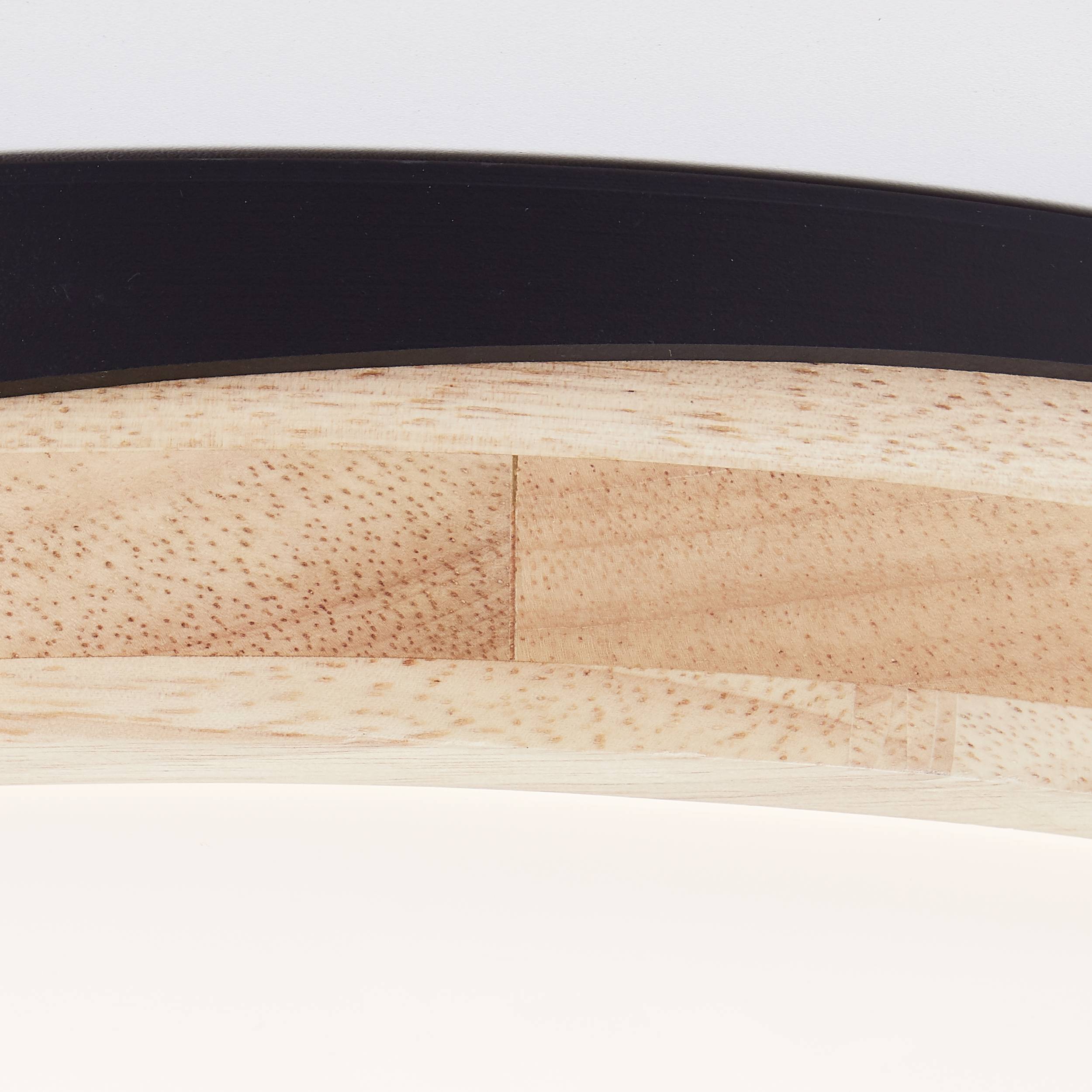 Detailný záber časti lampy s drevenými a kovovými prvkami, ktorá reprezentuje moderný a minimalistický estetický štýl.