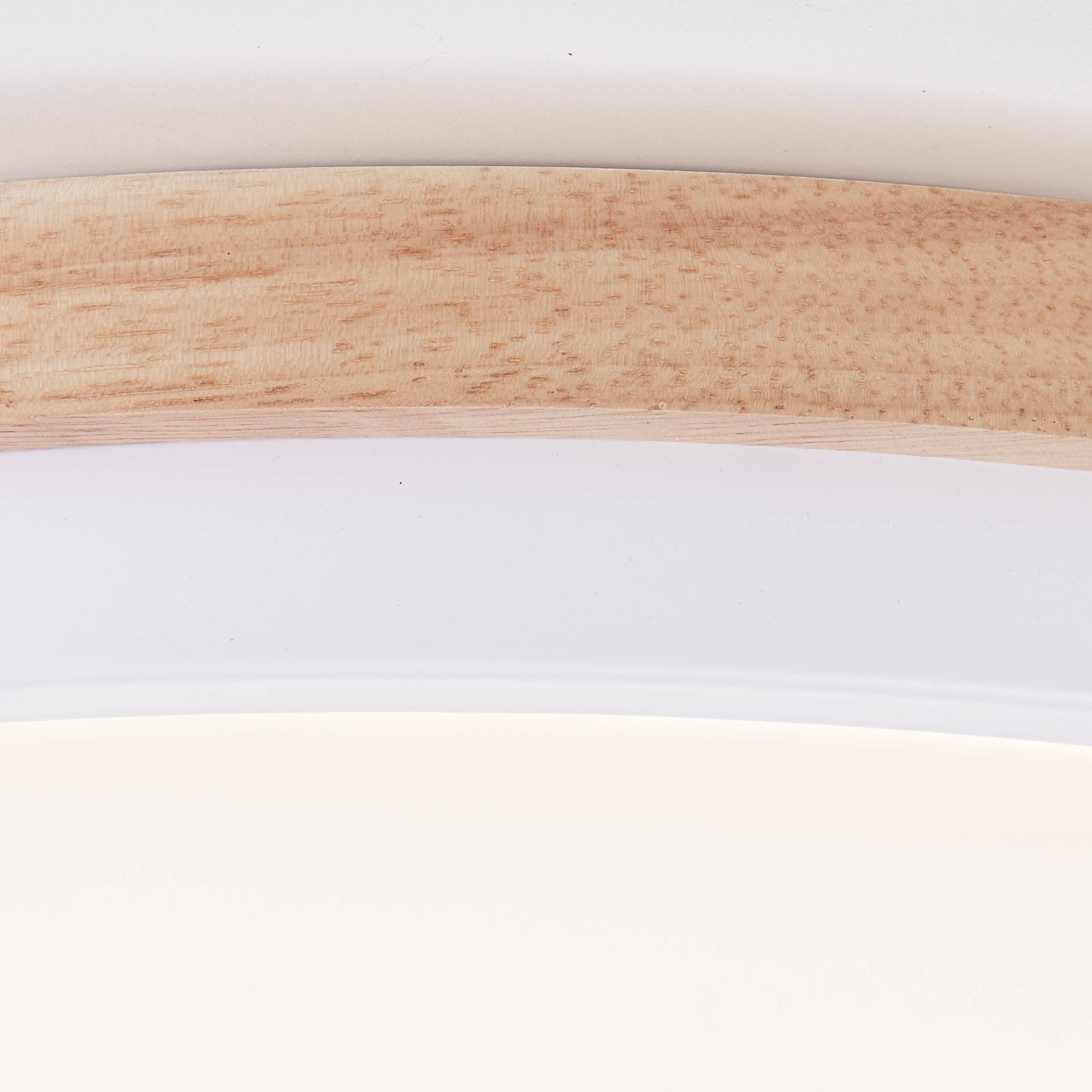 Okrúhle stropné LED svietidlo s dreveným dekórom a teplým bielym svetlom, vhodné do moderných obytných priestorov.