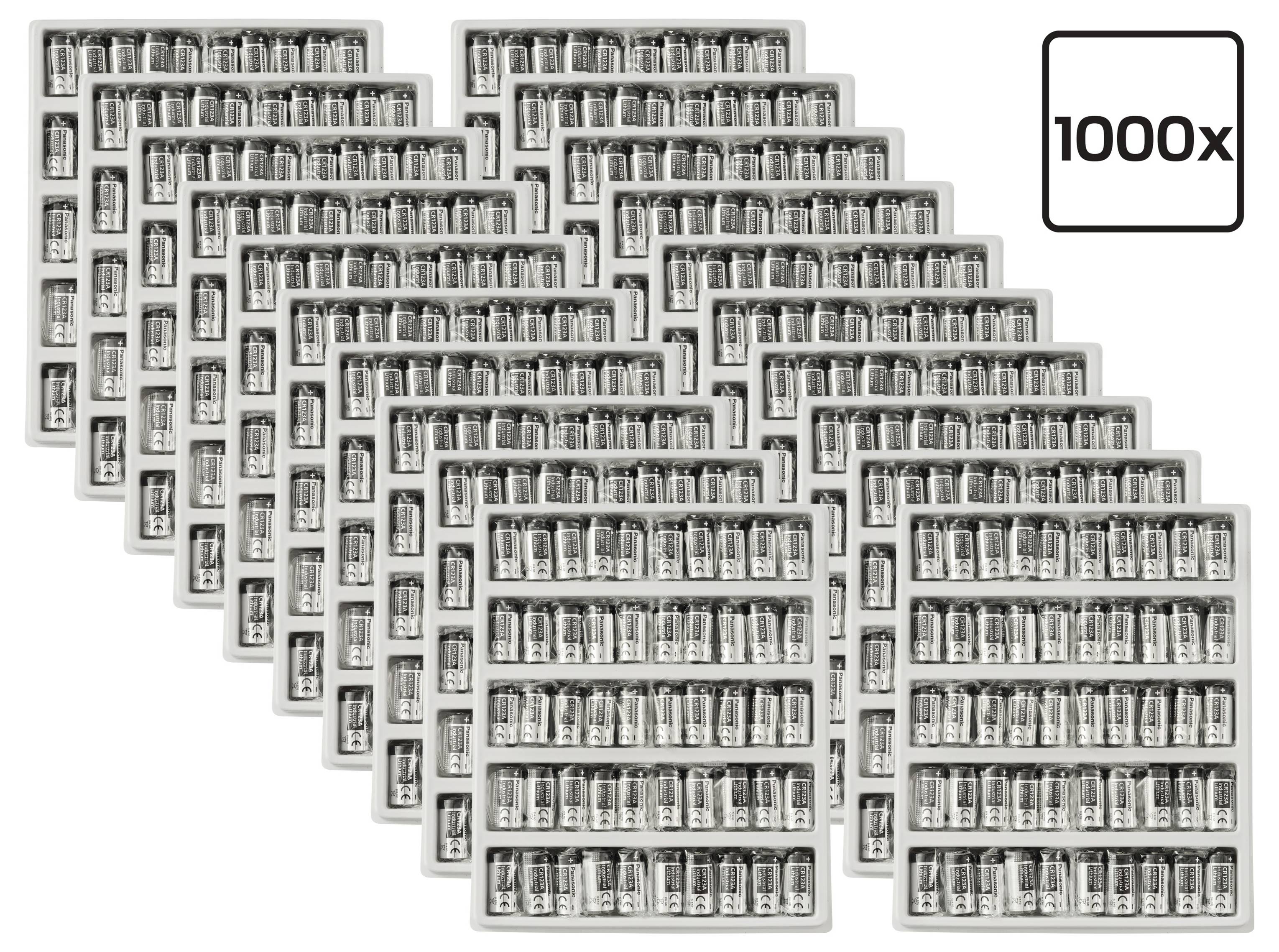Naskladané balíčky malých batérií usporiadané v radoch s označením "1000x" vykazujúcim množstvo.