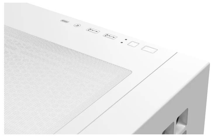 Detailný záber na biely počítačový kryt v rohu, zobrazujúci horný ovládací panel s hlavným vypínačom, portmi a vetracou mriežkou.