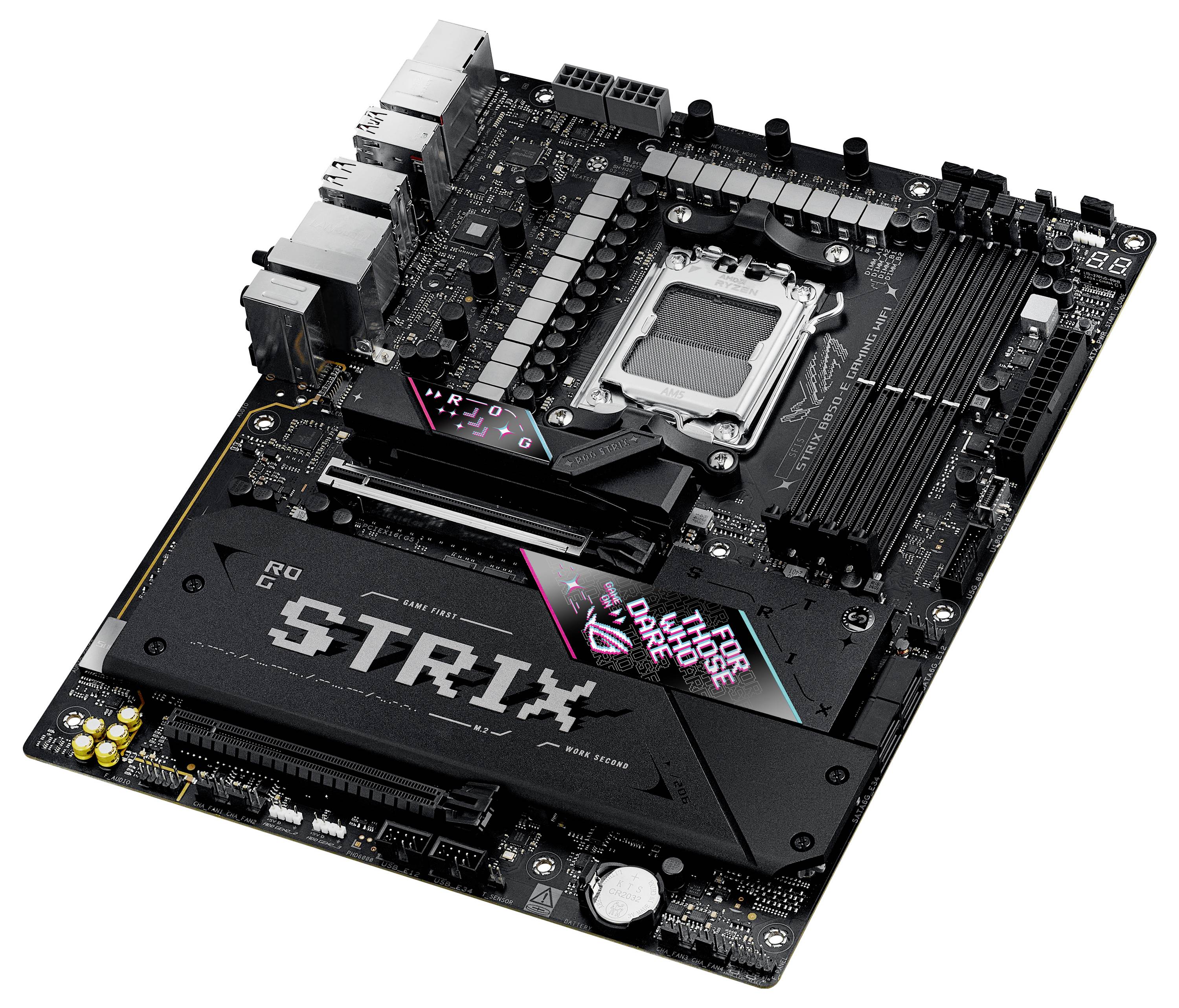 Hlavná doska s PCIe a RAM slotmi, pripojovacie porty a chladiče. Označenie 'STRIX'.