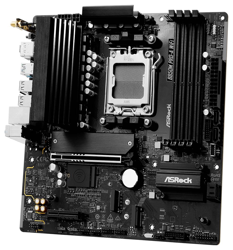 Základná doska od ASRock s procesorovým socketom, slotmi na RAM a chladičmi. Viditeľné konektory a komponenty pre počítačový hardvér.